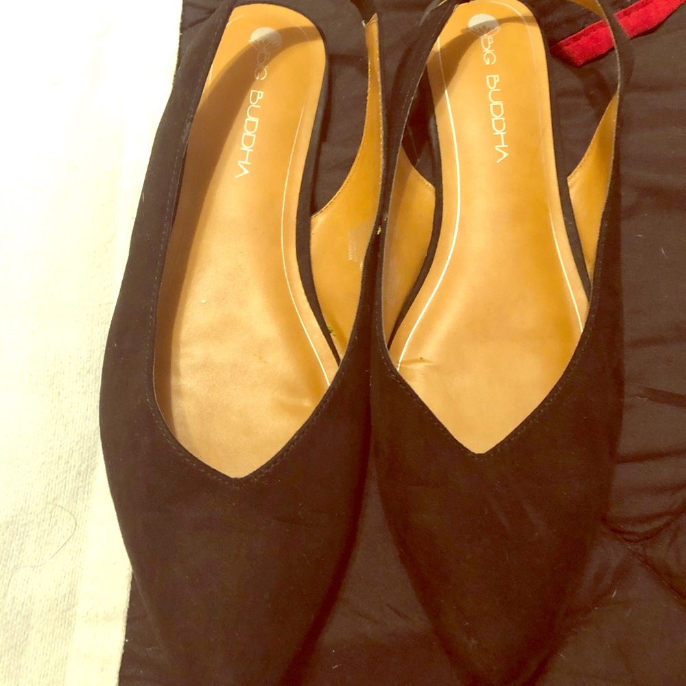Pointed stap back flats